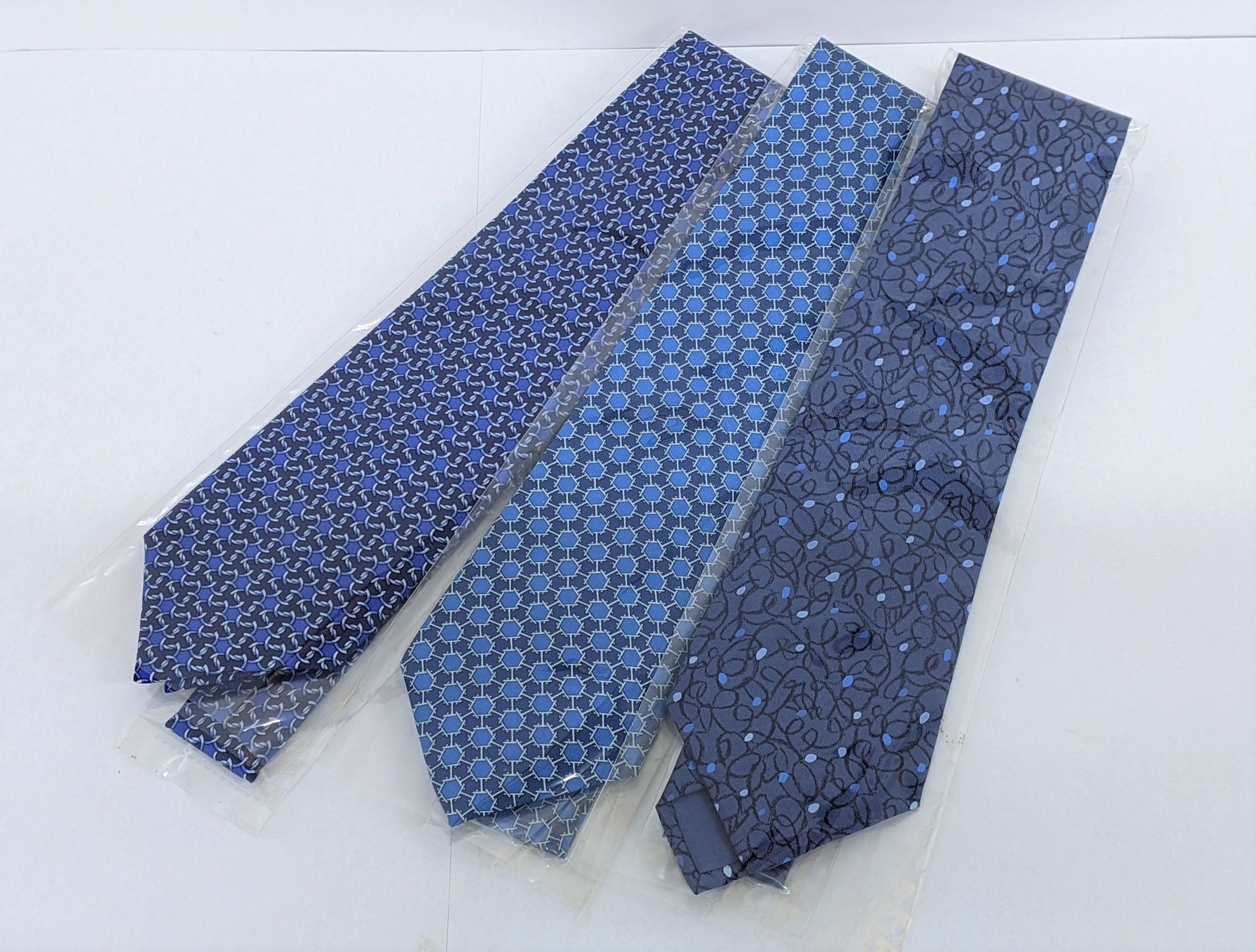 本物保証，得価 ■美品■HERMES エルメス　ネクタイ　金具　網目状　総柄　シルク100% フランス製　ライトブルー×ベージュ　ビジネス