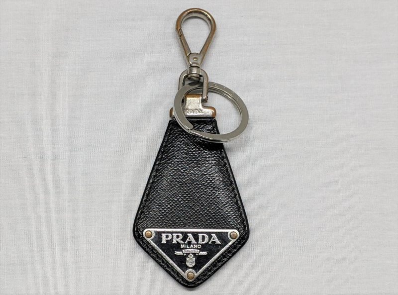 PRADA,キーホルダー,三角プレート